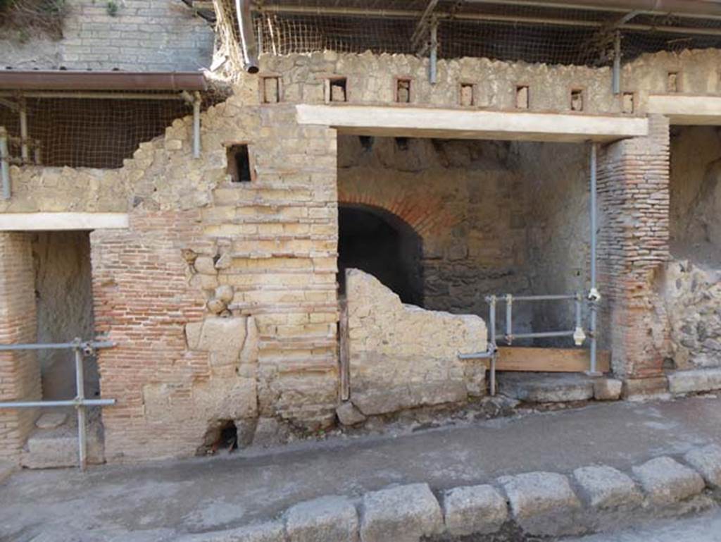 VII.11 Herculaneum on left, and VII.12 in centre. September 2015. Looking west to doorway.
Photo courtesy of Michael Binns.